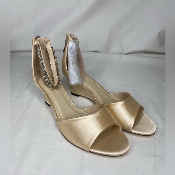 Journee Collection Womens Connor Creme Wedge Sandals 8.5 M - Picture 2 of 9